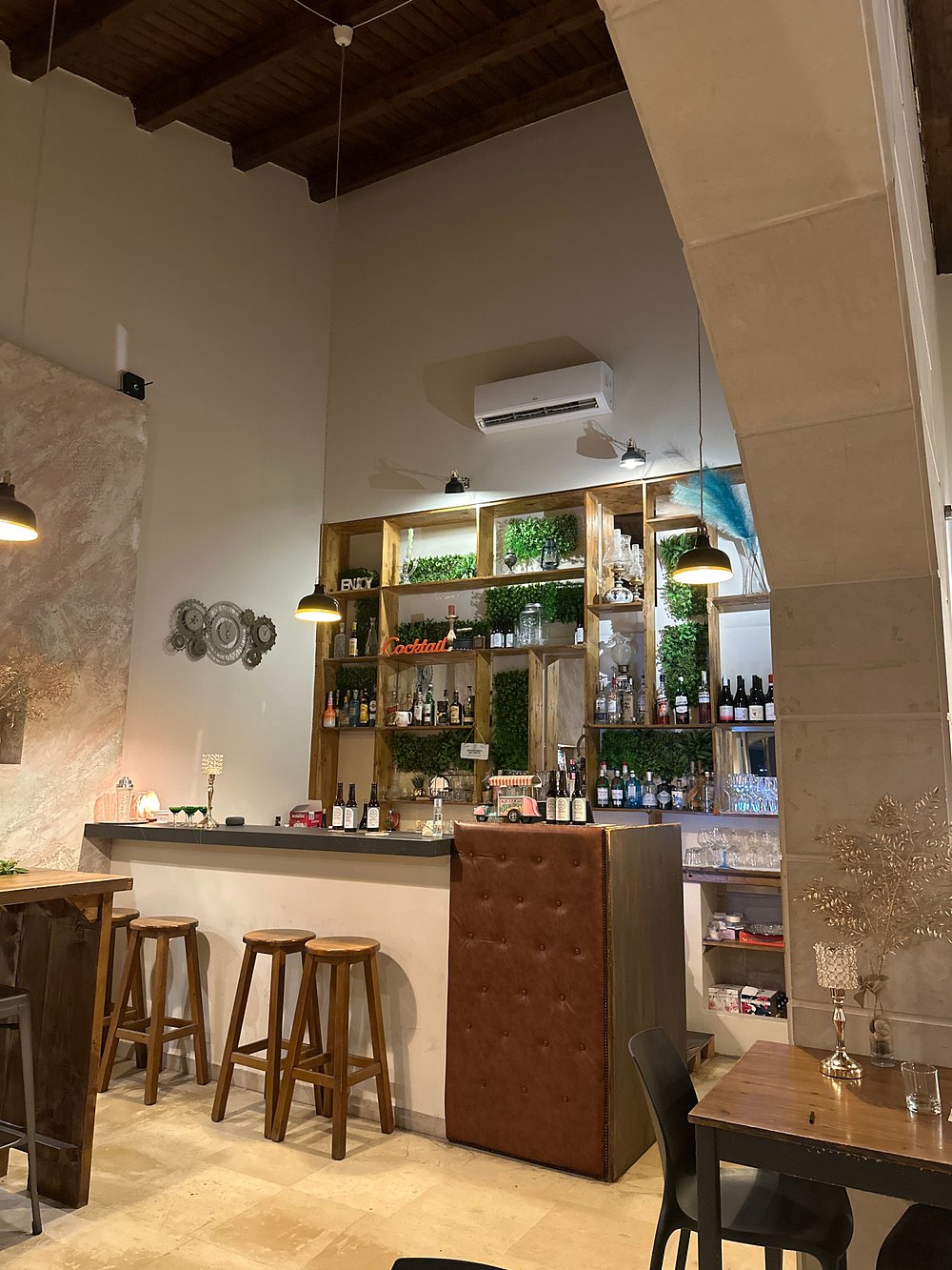 Il bancone bar e la sala di Astrattu